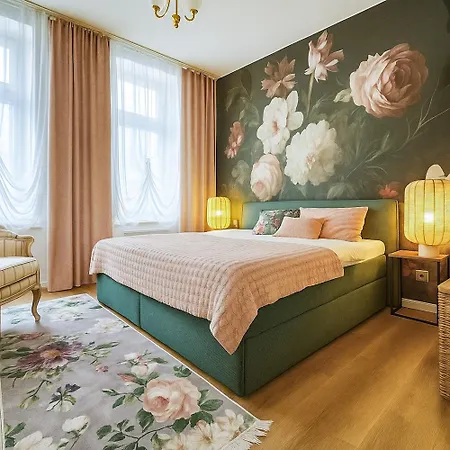N&n - Stadt & Schlossblick Mit Eigenem Garten Apartment
